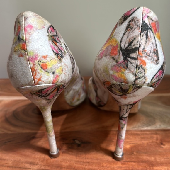 Manolo Blahnik Hangisi with Dustbag. - Picture 2 of 10